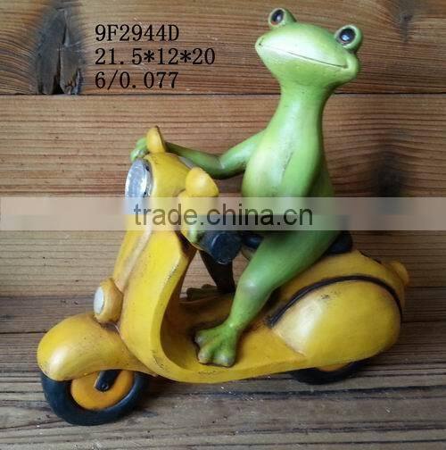polyresin solar garden frog ornament