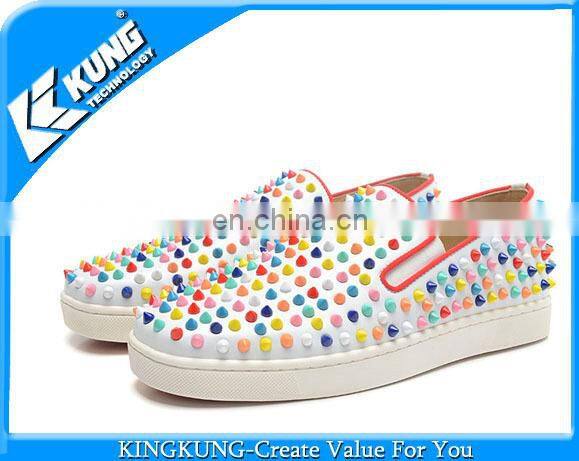Cheap casual shoes with different color rivet on wholesale