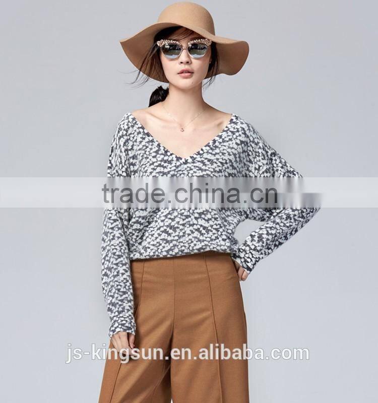 Woman's V neck pollver printed sweater