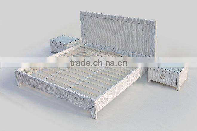 KING SIZE WHITE RATTAN BED