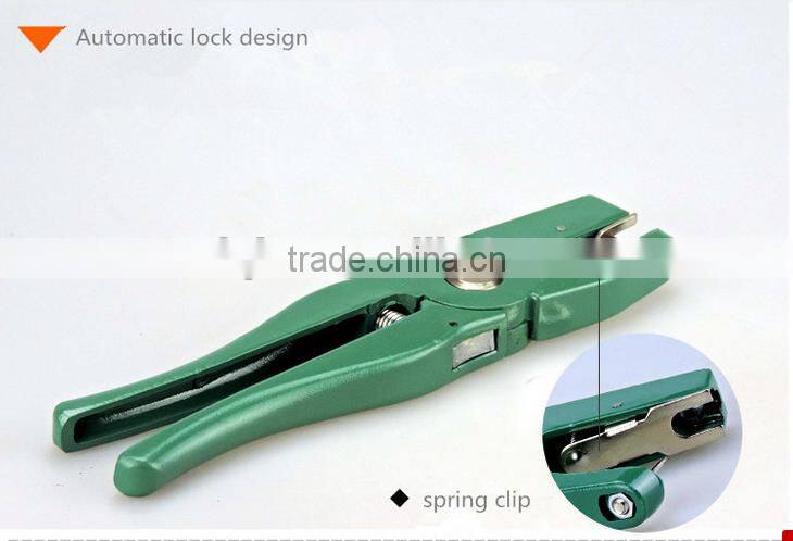 Ear tag pliers in GREEN
