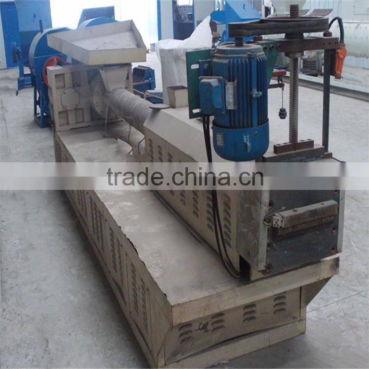 Plastic extruder, plastic extruding machine, plastic remodeling machine