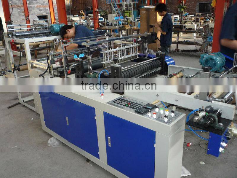 Double-layer computer control with continous-rolled and point-cutting bag making machine