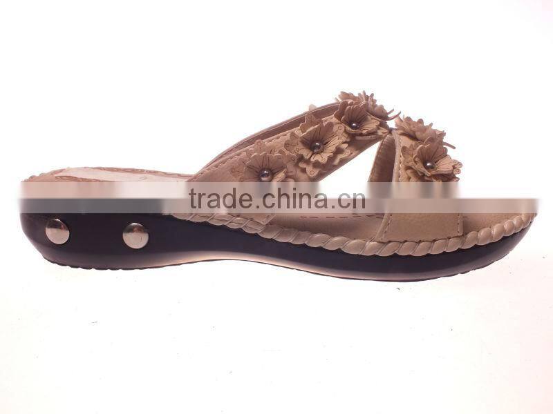 Ladies flat slipper soft sole flowers and rivets decoration slipper