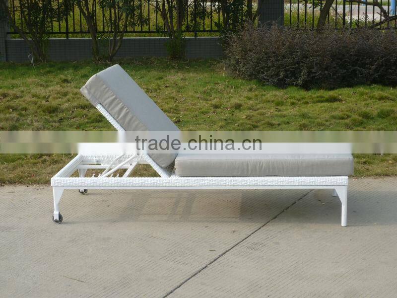 Hot sell black wicker lounger with wheels bathtub lounge chair