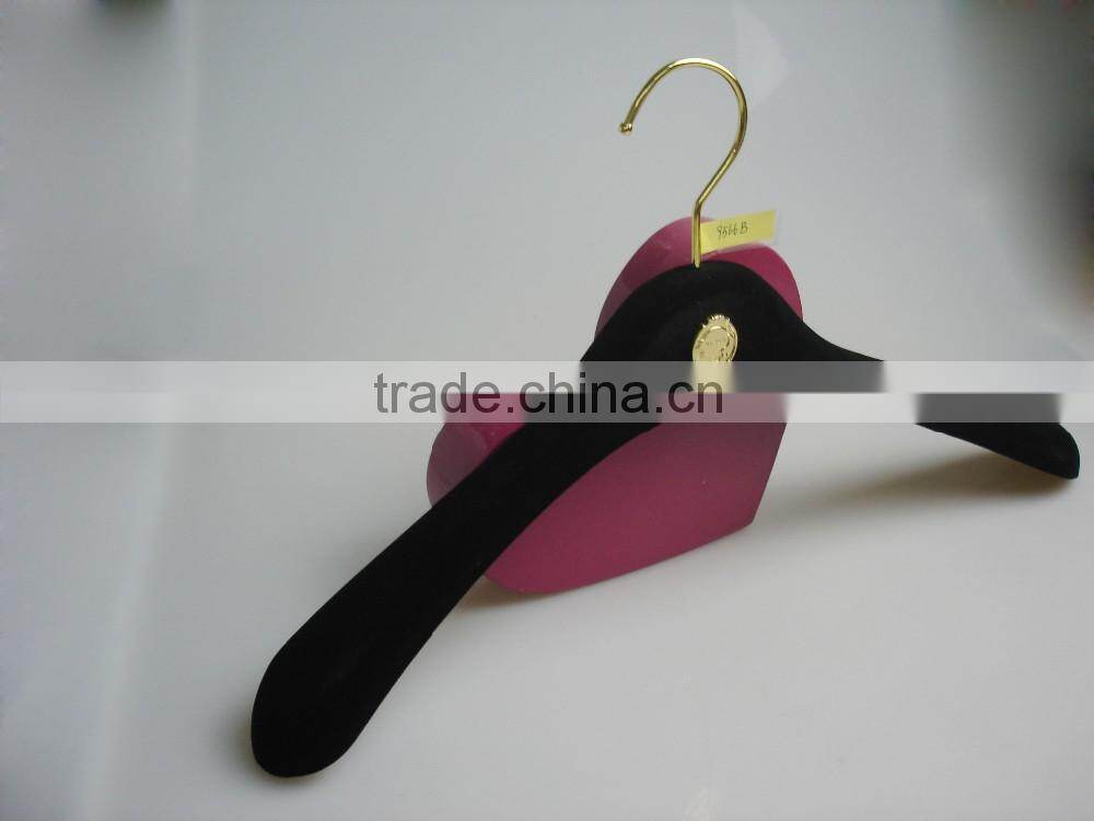 HA6986 black barande hanger with gold logo velvet flocking coat hanger