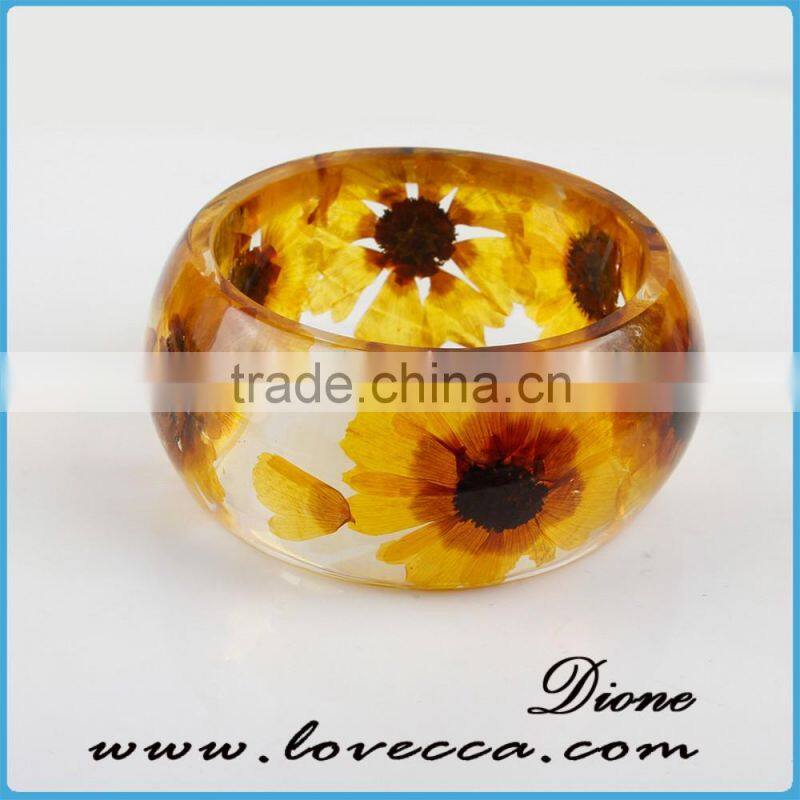 Hot Wholesale Ladies' Fancy Wide Plastic Flowers Clear Resin Bangle