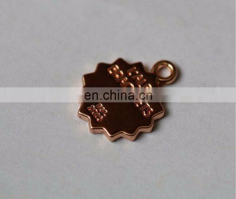 New design decoration handbag parts accessories metal gold labels hanging tags for bag wholesale
