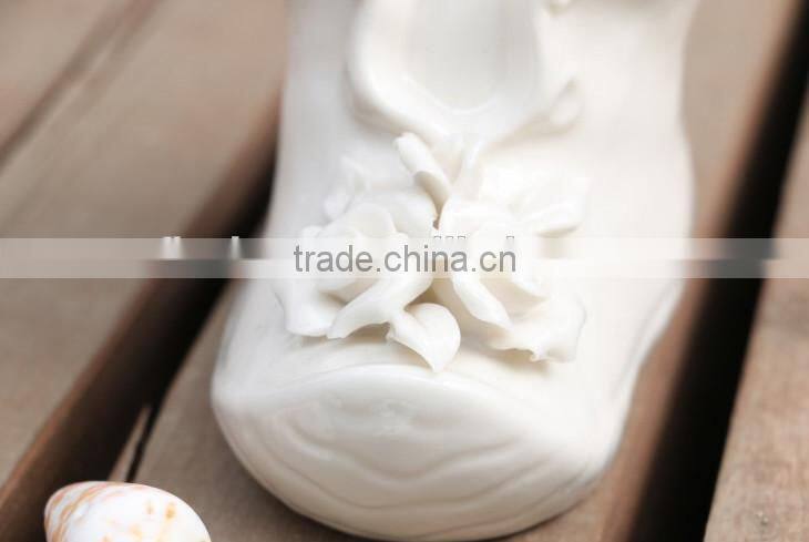 Fashion and creative ceramic shoe shape art craft