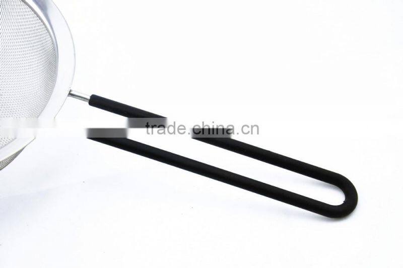 Polished wide rim mesh strainer with silicone sleeve handle
