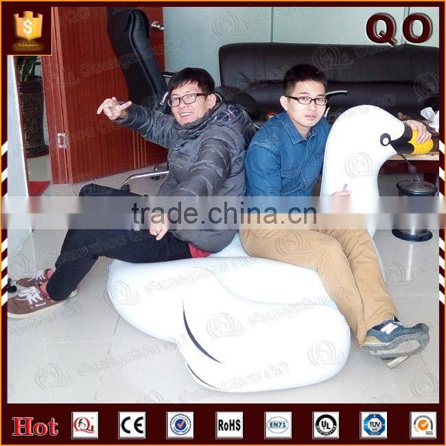 2015 newest creative game water floating inflatable swan toy for fun