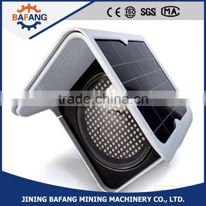 The traffic singal light solar power fixed on road railway alarm lamp