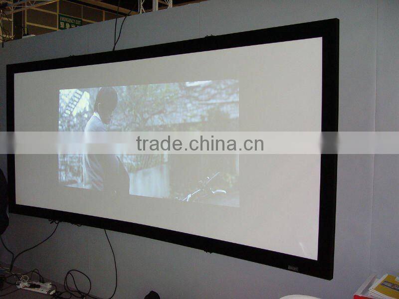 Curved projection screen