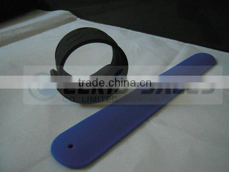 debossed silicone rubber bracelet with metal