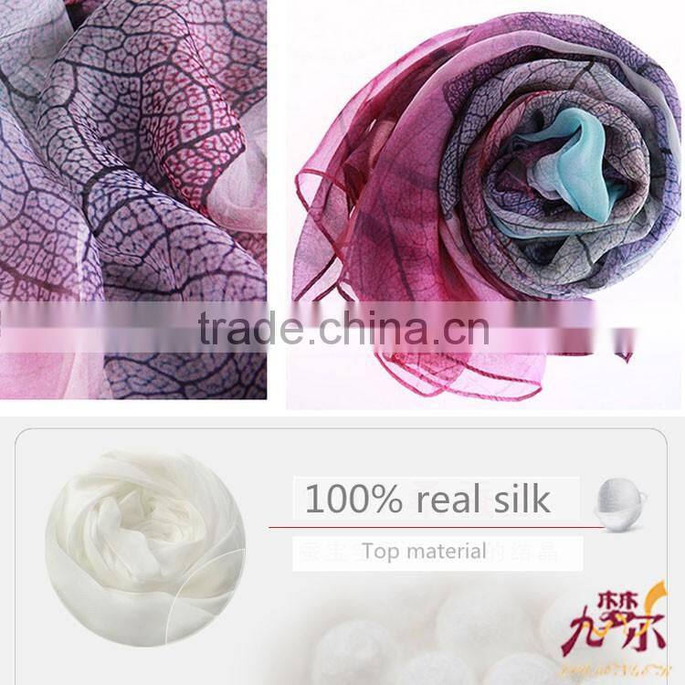 Beautiful and comfortable square head silk scarf