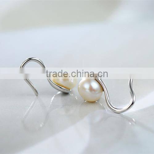 Wholesale 925 elegant pearl half hoop silver earring hoop in silver jewelry
