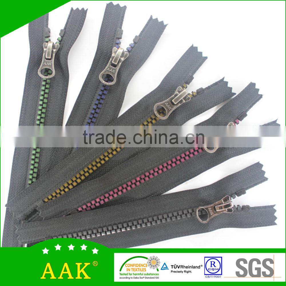Plastic zipper 5# rainbow square teeth close end with thumb puller