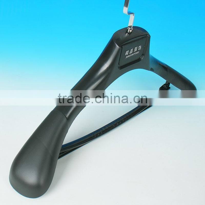 2016 Wholesale plastic hanger with logo with low cost