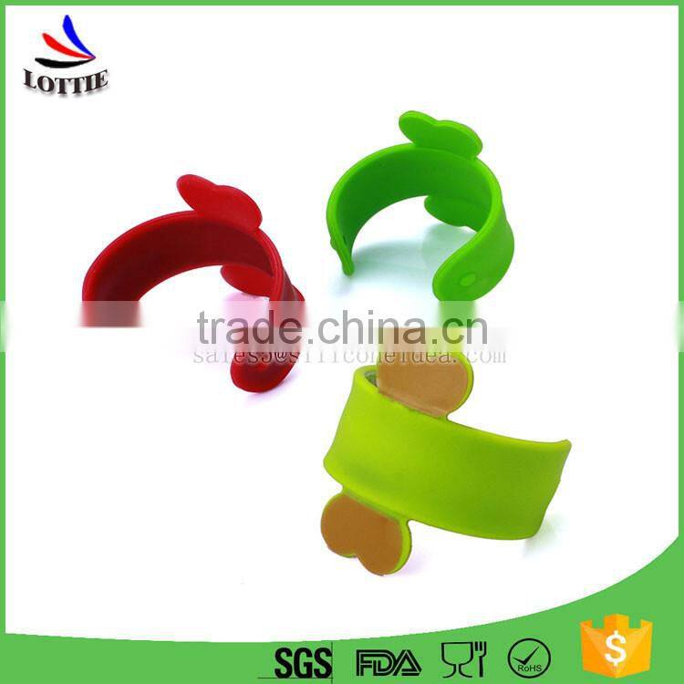 Low price Custom Logo silicone mobile phone holder fashion silicone holder for phone