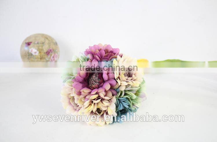 The bride holding flowers High simulation flower flowers, silk flower painting style High simulation of African chrysanthemum fu