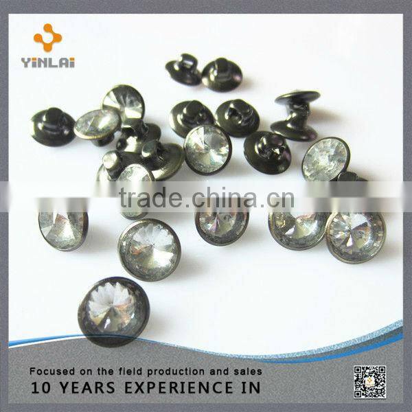 Brass bulk buttons for garment with three color