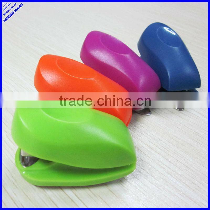 2015 new design hot 6.3cm length plastic mini cute stapler