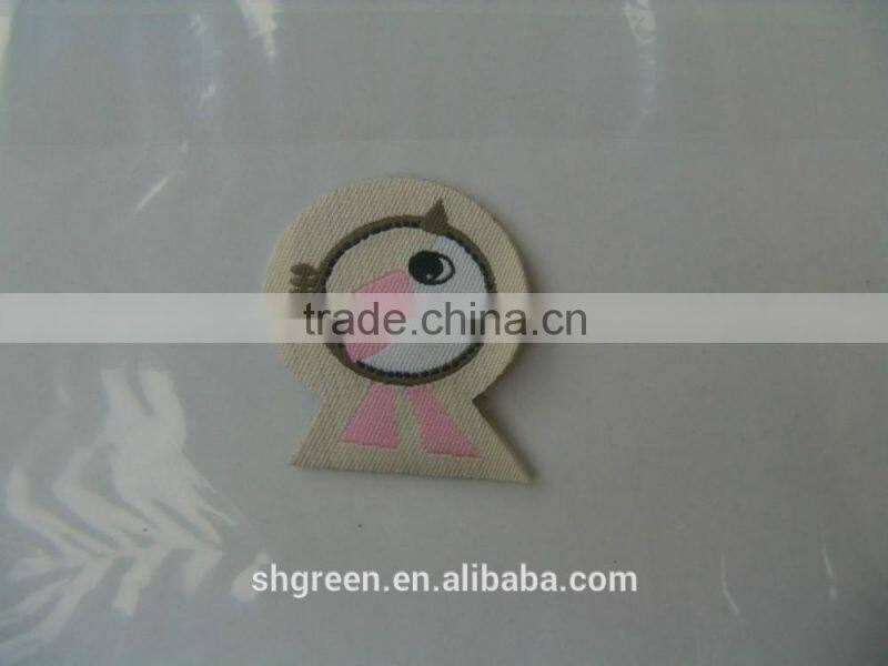 Mid-fold woven flag tag for apparel