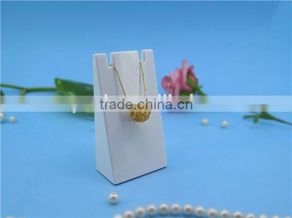 Fashion Exquisite Design Glossy Lacquered Jewelry Wooden Pendant Display Stand Wholesale S956M