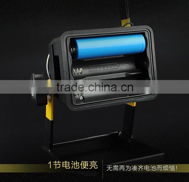 Outdoor LED 10Watt Zoomble floodlight with power bank fuction