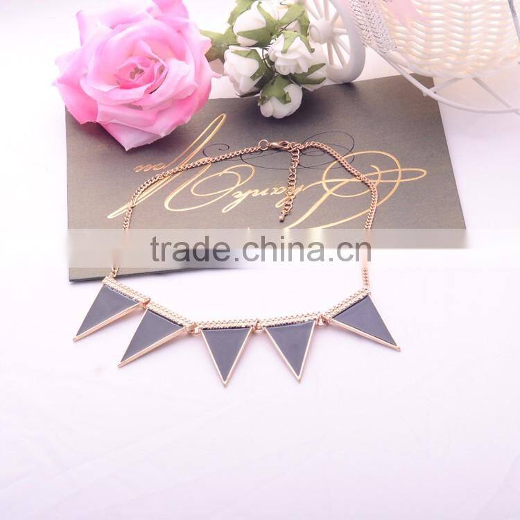 <<<2016 New Design Fashion Women European Style Gold Plated Chain Black Triangle Pendant Necklace Jewelry/