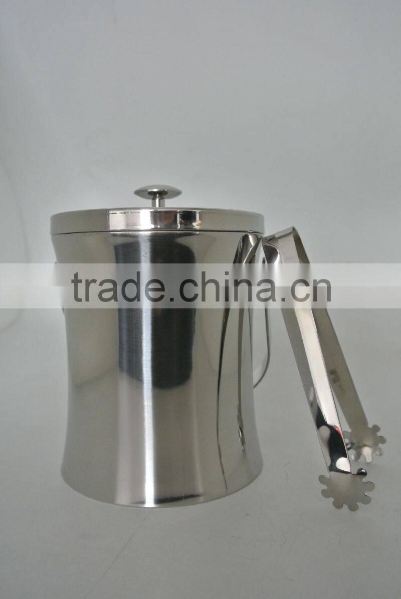 Hot selling plastic bottle cooler with lid