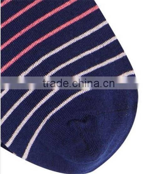 China socks factory supply fashion mens red and white striped printed socks
