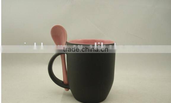 creative magic 11 oz color changing matte outer black and inner color ceramic coffee mug eiyh inserting spoon