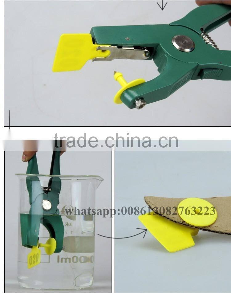 Ear tag pliers in GREEN