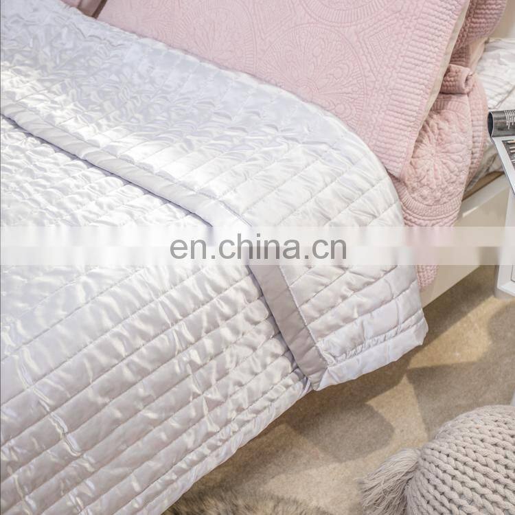 Home Fashion Design Lightweight Breathable Geometric Hypoallergenic square pattern Satin Stylish Microfiber Bedding quilt set