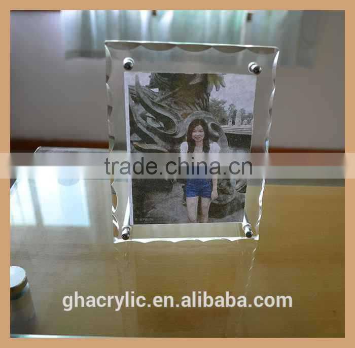 GH-P0002clear acrylic digital photo frame put on the desk