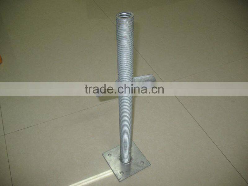 Adjustable jack base for scaffolding