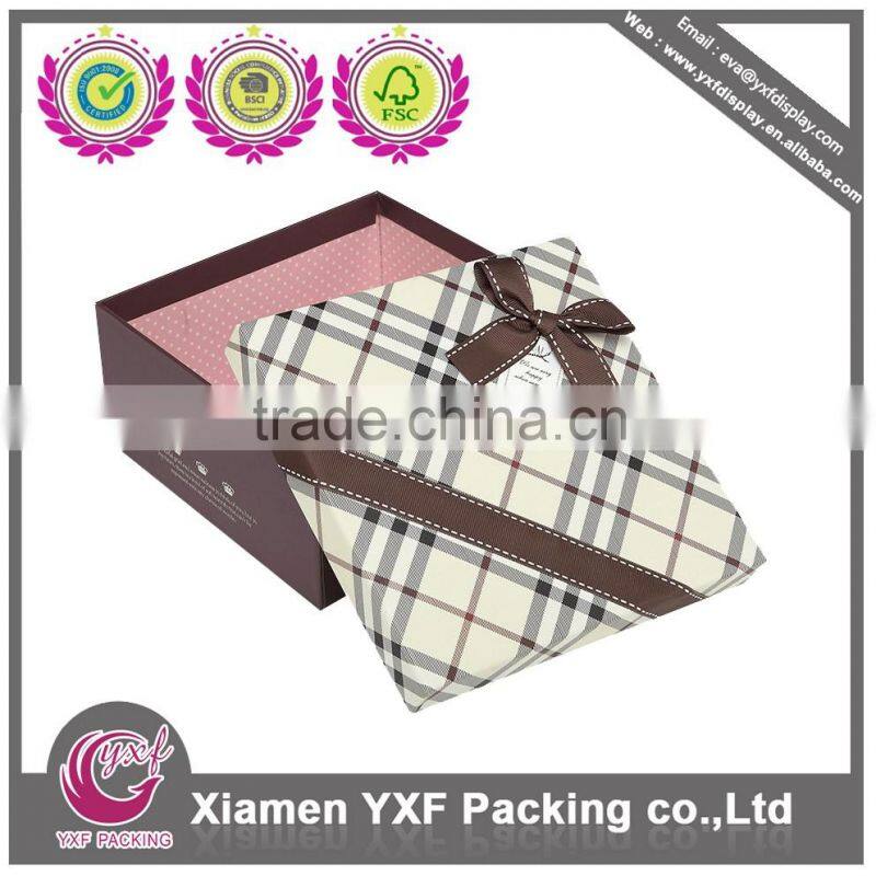 Gift packaging box with classical plaid pattern style