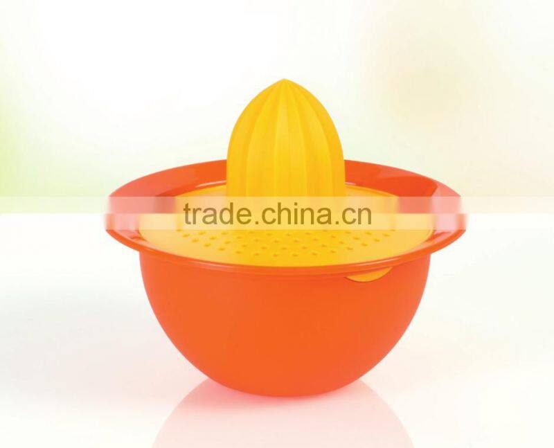 Set of 5 measuring bowl with citrus juicer