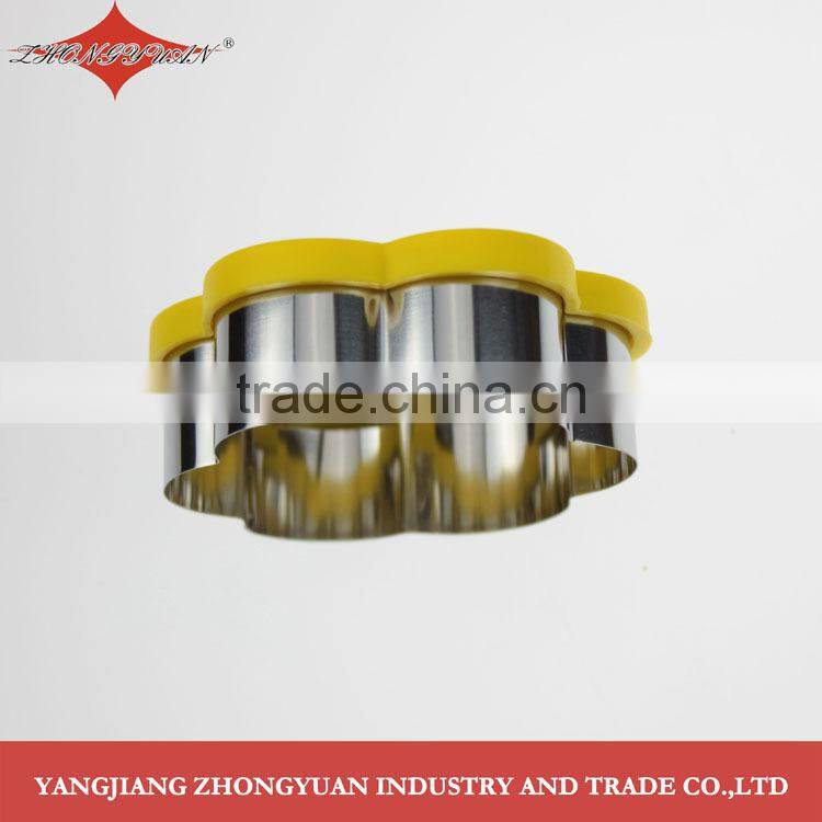 Classic flower shape stainless steel cookie cutter with TPR grip