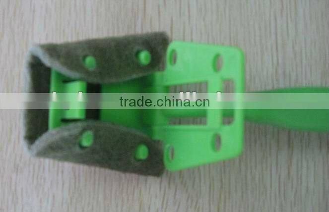 Scouring Pad With Handle