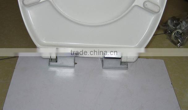 Hydraulic hinge for soft close toilet seat cover