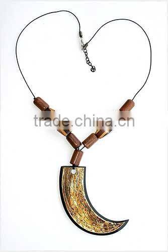 white collar necklace