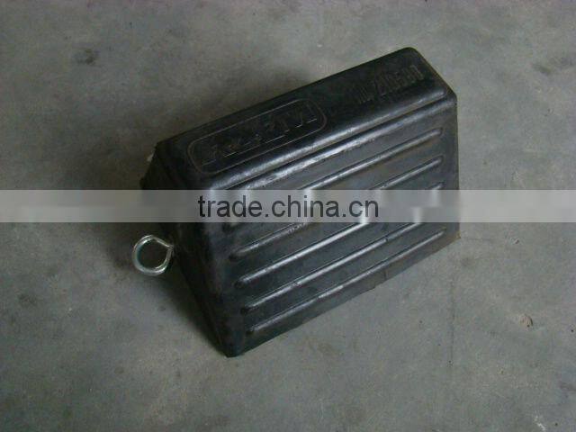 Black color rubber chock block with eye bolt