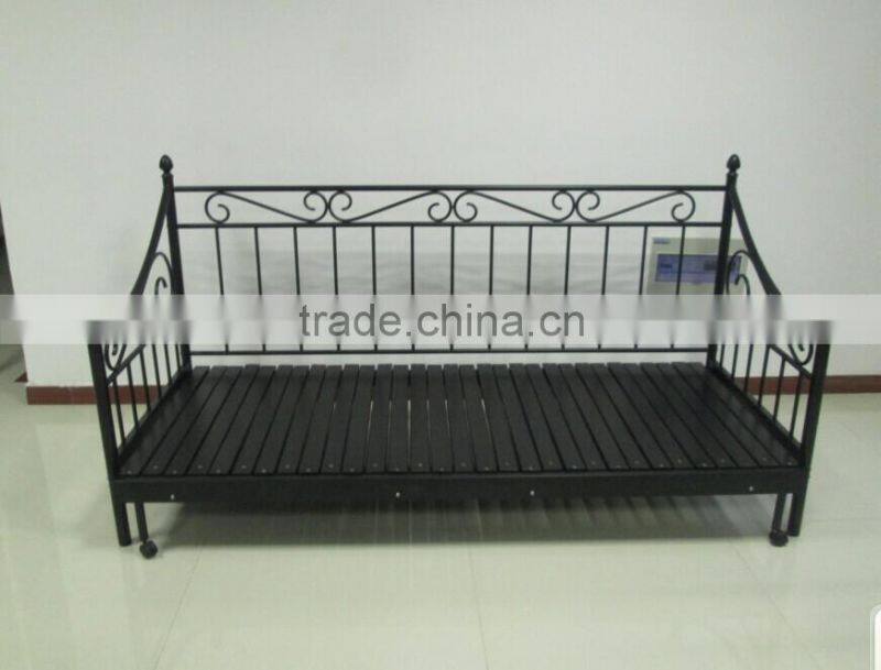 strechable black metal daybed