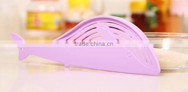 Wholesale Stock Kitchen Long Handle Whale Shaped Plastic Rice Cleaner