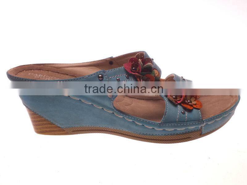Latest woman mid wedge heel slipper with rivets and flowers decoration