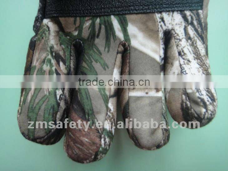 Camouflage color anti-slip winter gloves with 3M lining