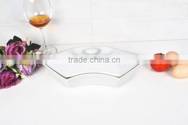 17.5" porcelain baking set with lid