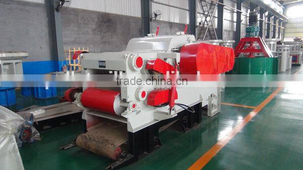 Drum wood chipper with conveyor belt